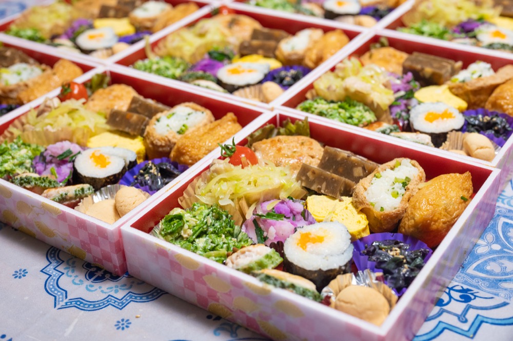 根路銘さんが調理したお弁当。モーイという海藻で作るモーイ豆腐やアオサ入りだし巻き卵、島豆腐のハンバーグ、チシャナバー(かきちしゃ)の白和えなど。