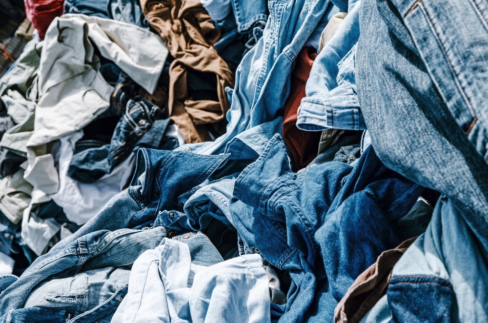 サステナブルな服が化石燃料を使っている？最新レポートに見る、ファッション業界の“本当の”現在地
