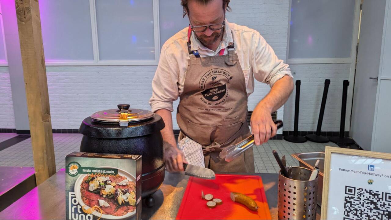 Meat-You-Halfwayのハイブリッド・ソーセージを提供するレムコさん