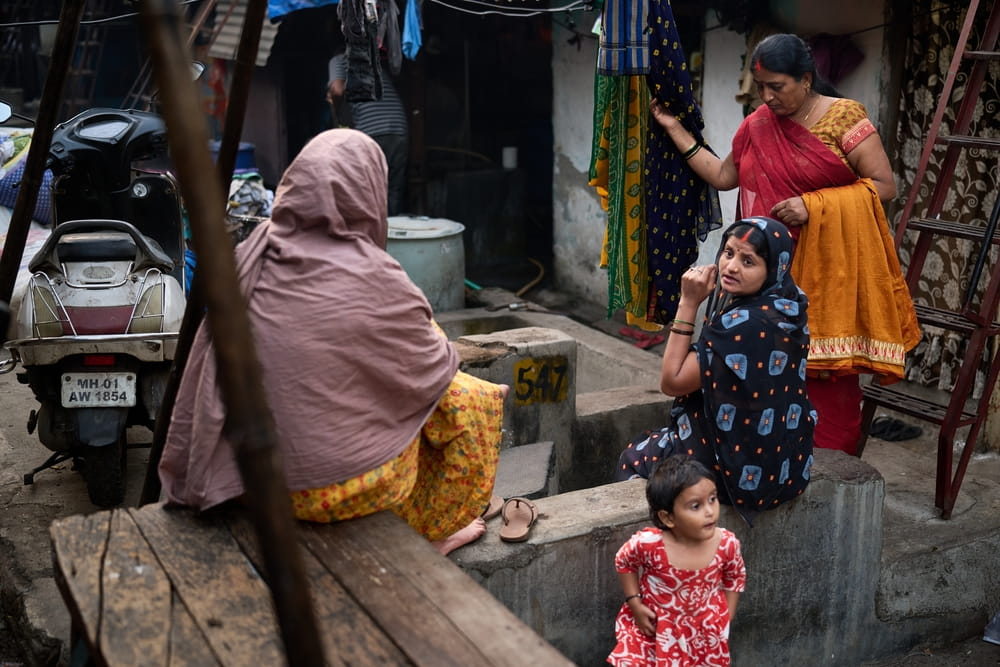 インドの家庭にいる女性と子ども