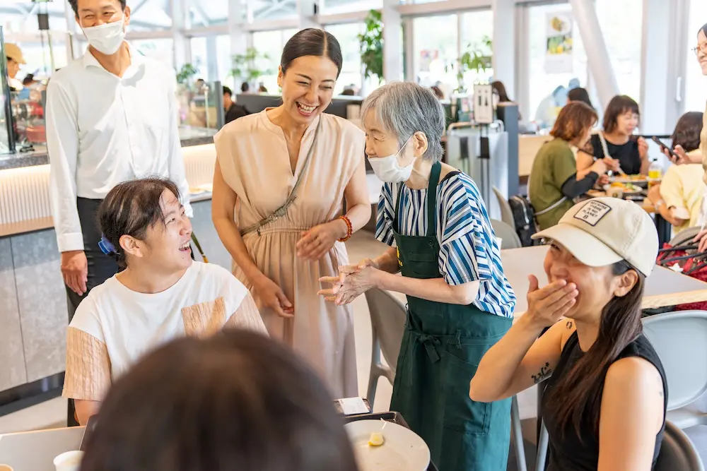 笑顔がめぐる場所で見つけた、共生のヒント――「注文をまちがえてもええやんカフェ」開催レポート width=