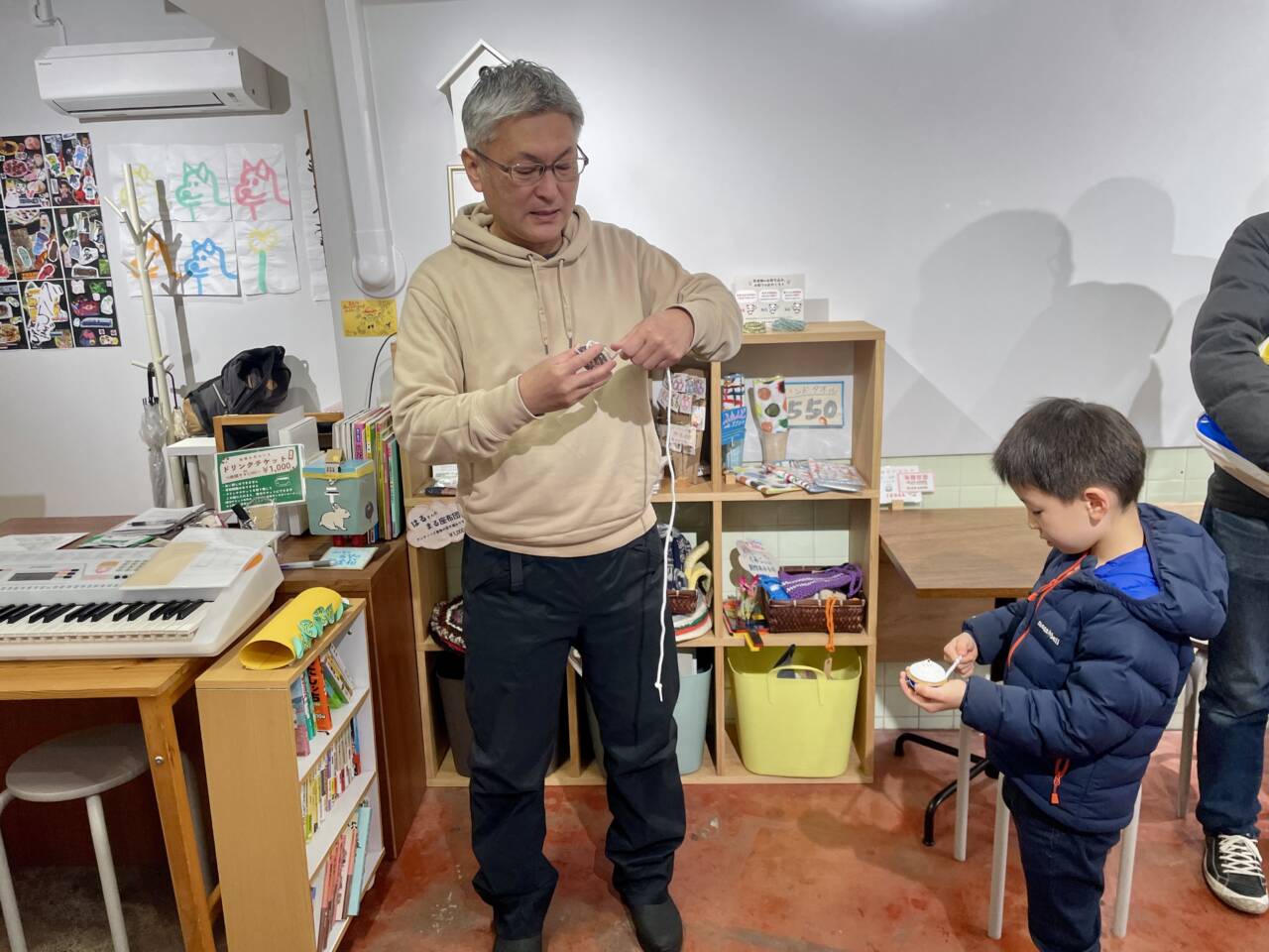 空間には、誰でも飲んでいい無料の麦茶やおもちゃが置いてある。