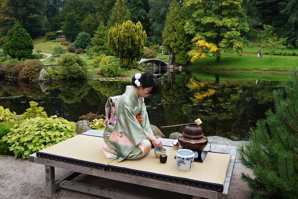 スコットランド・カウデンの日本庭園での茶会にて(筆者点前時) The Japanese Garden at Cowden, Scotland
