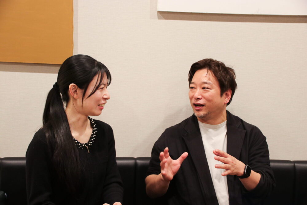 笑っている山崎大祐さん、美笛さん