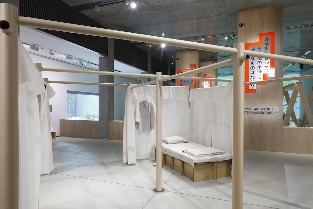 会場風景(ギャラリー2)坂茂建築設計+ボランタリー・アーキテクツ・ネットワーク「避難所用・紙の間仕切りシステム」