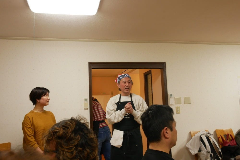 メニューの説明をする宮本さん