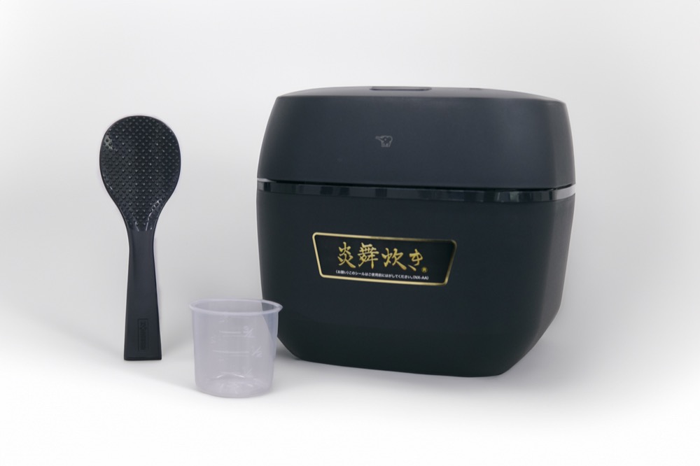 「炎舞炊き」の炊飯ジャーと付属のしゃもじ、計量カップ