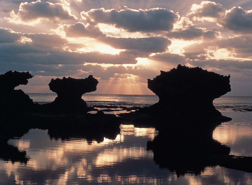 ウジジ海岸の暁©Okinoerabu Island
