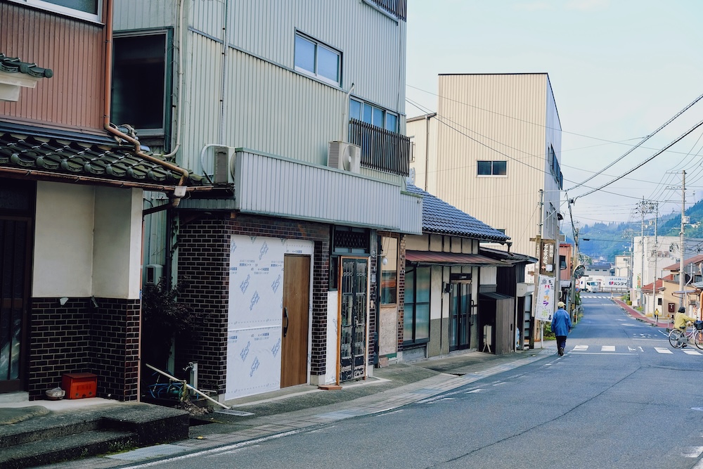 通り沿いに立つ建物