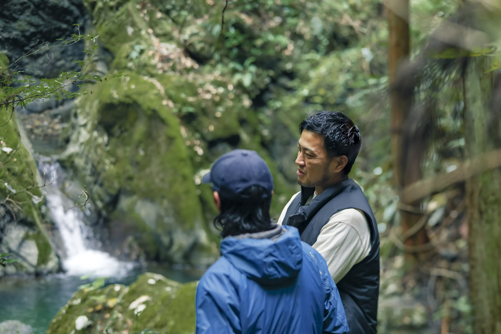 （左）小林泰紘さん（右）高水建さん　滝壺の前に2人で立っている。