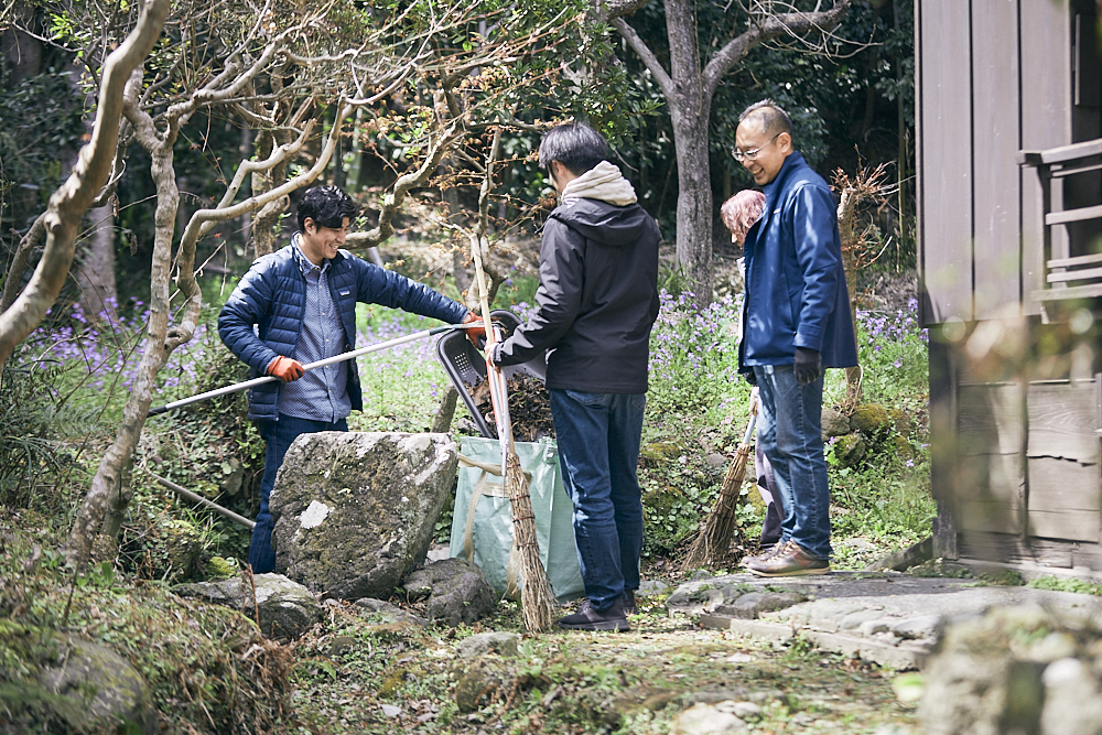 取材に伺うと、社員総出で和気あいあいと庭掃除をしている場面に遭遇。鎌倉本社の立派な日本庭園からかき集められた落ち葉は、裏庭のコンポストに運ばれる。