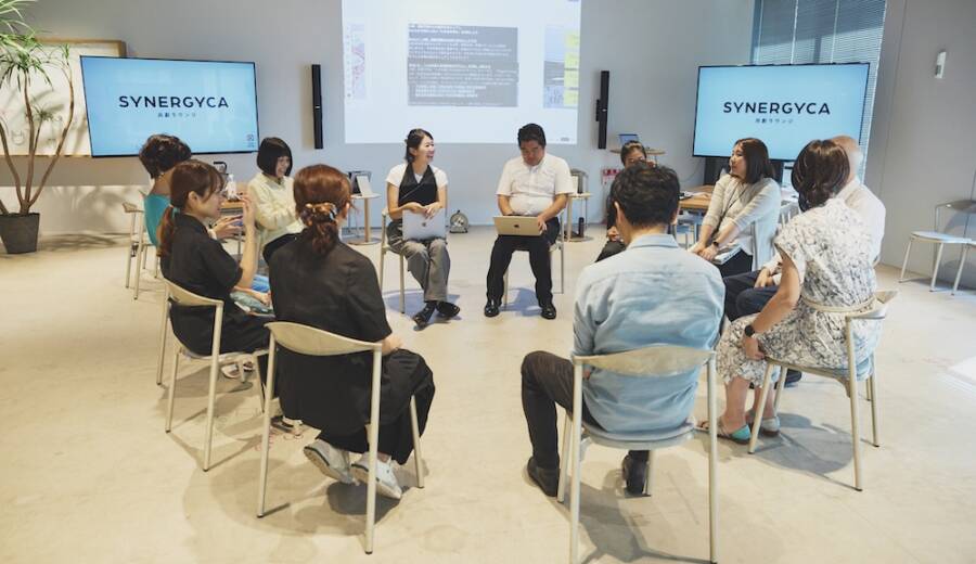 セッションで参加者が話している様子