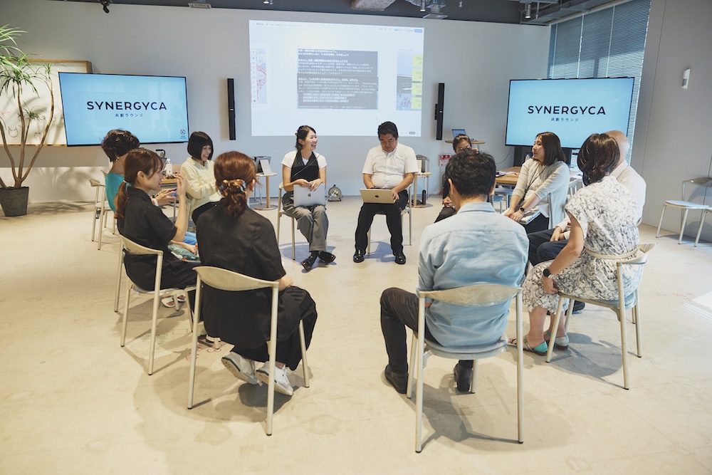 セッションで参加者が話している様子