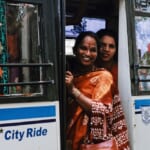 インドで女性のバス乗車が無料に。背景にある、深刻なジェンダー格差 width=