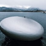北極圏の湖のど真ん中に浮かぶレストランで、6時間かけて食事をする意味 width=