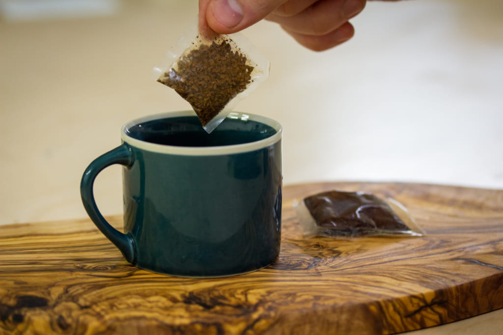 コーヒーバッグごと「飲む」時代が来るか。プラ包装の代わりになる“海藻”包装、開発中