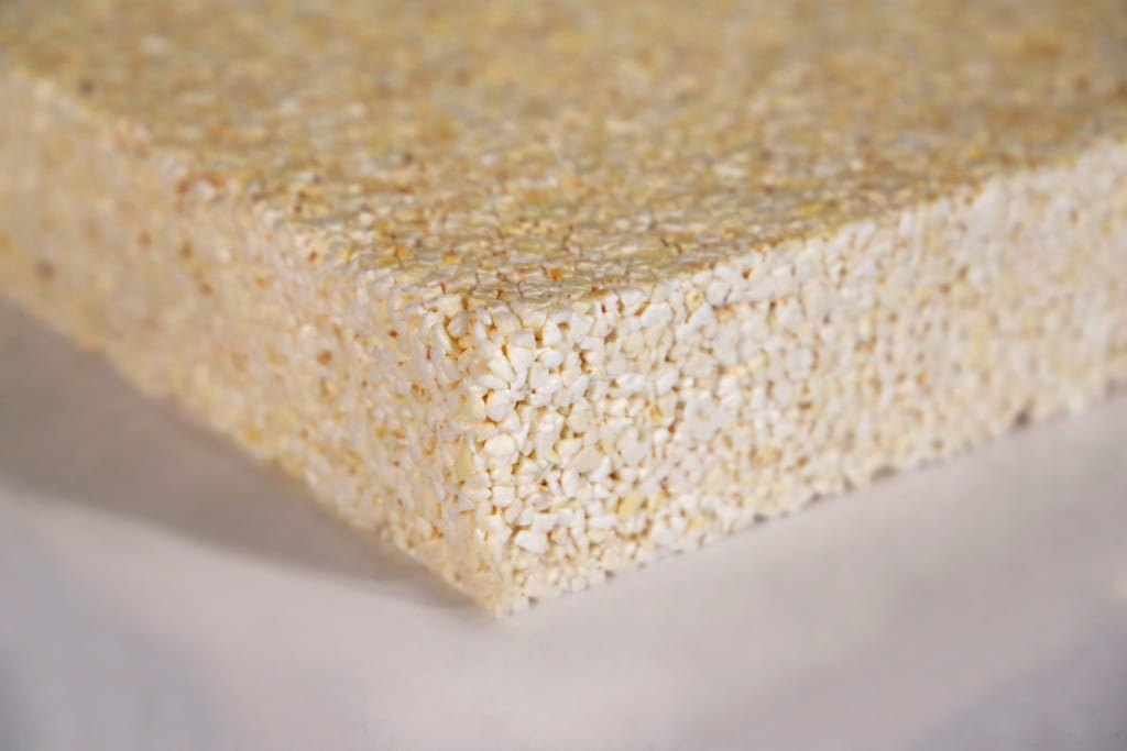 ポップコーンで部屋を暖めよう。ドイツの大学がプラスチックに代わる断熱材を開発